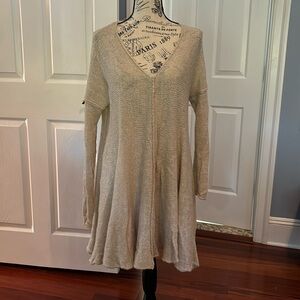 FREE PEOPLE. LONG FLOWY SWEATER TAN SIVE M
